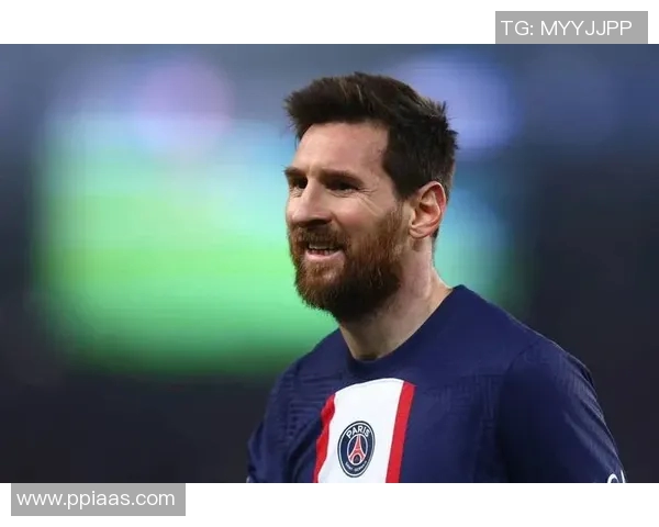 大胡子足球球星热血拼搏燃点绿茵激情逐梦新征程