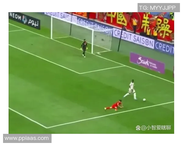 当红足球球星比赛中意外被踢受伤引发球迷热议球队前景再受关注 当红足球球星比赛中意外被踢受伤引发球迷热议球队前景再受关注